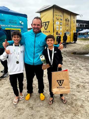 Alunos com medalhas em competição de surf