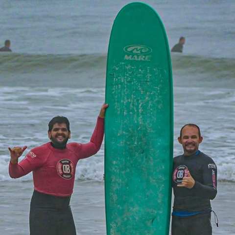 Dupla de instrutores na praia de Matinhos