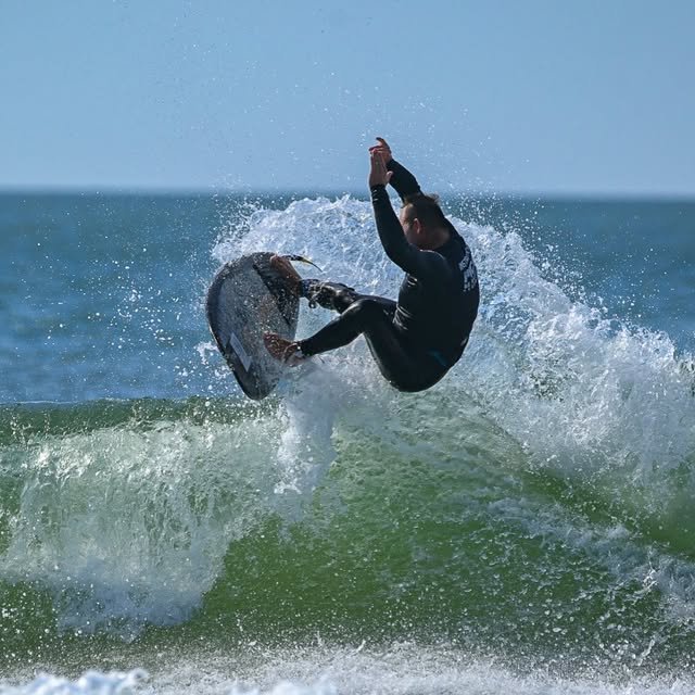 Jorge Porvilho surfando em Matinhos