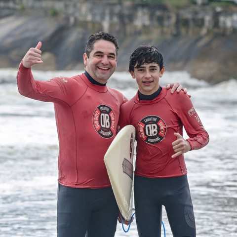 Instrutor e aluno depois de uma aula de surf em Matinhos