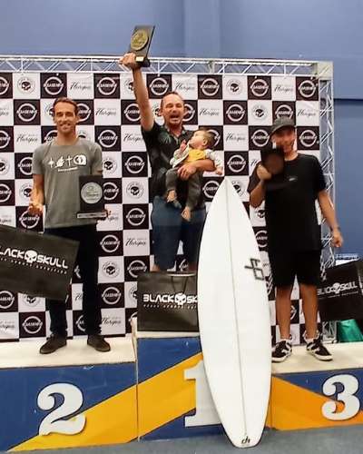 Jorge Porvilho no pódio de uma competição de surf